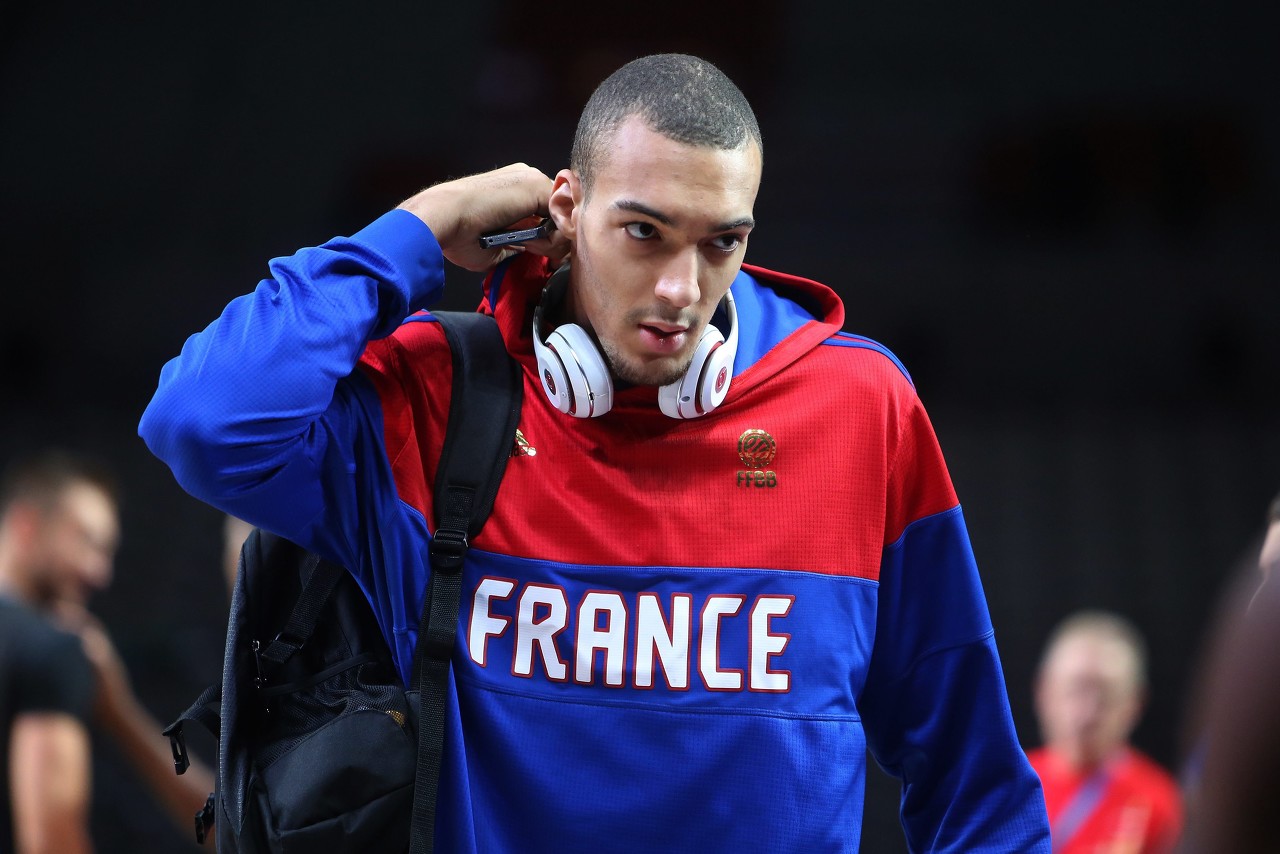 NBA季后赛窗口期走向成谜，塞维利亚单刀错失，更衣室稳定，细节决定成败(微博nba录像高清回放)