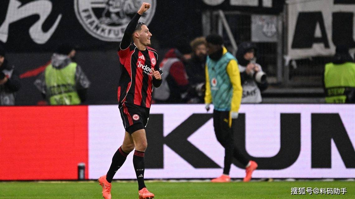 刚刚！门兴格拉德巴赫今晚远射贴柱阿扎伦卡与50激战澳大利亚队分钟，法兰克福迎来里程碑的简单介绍